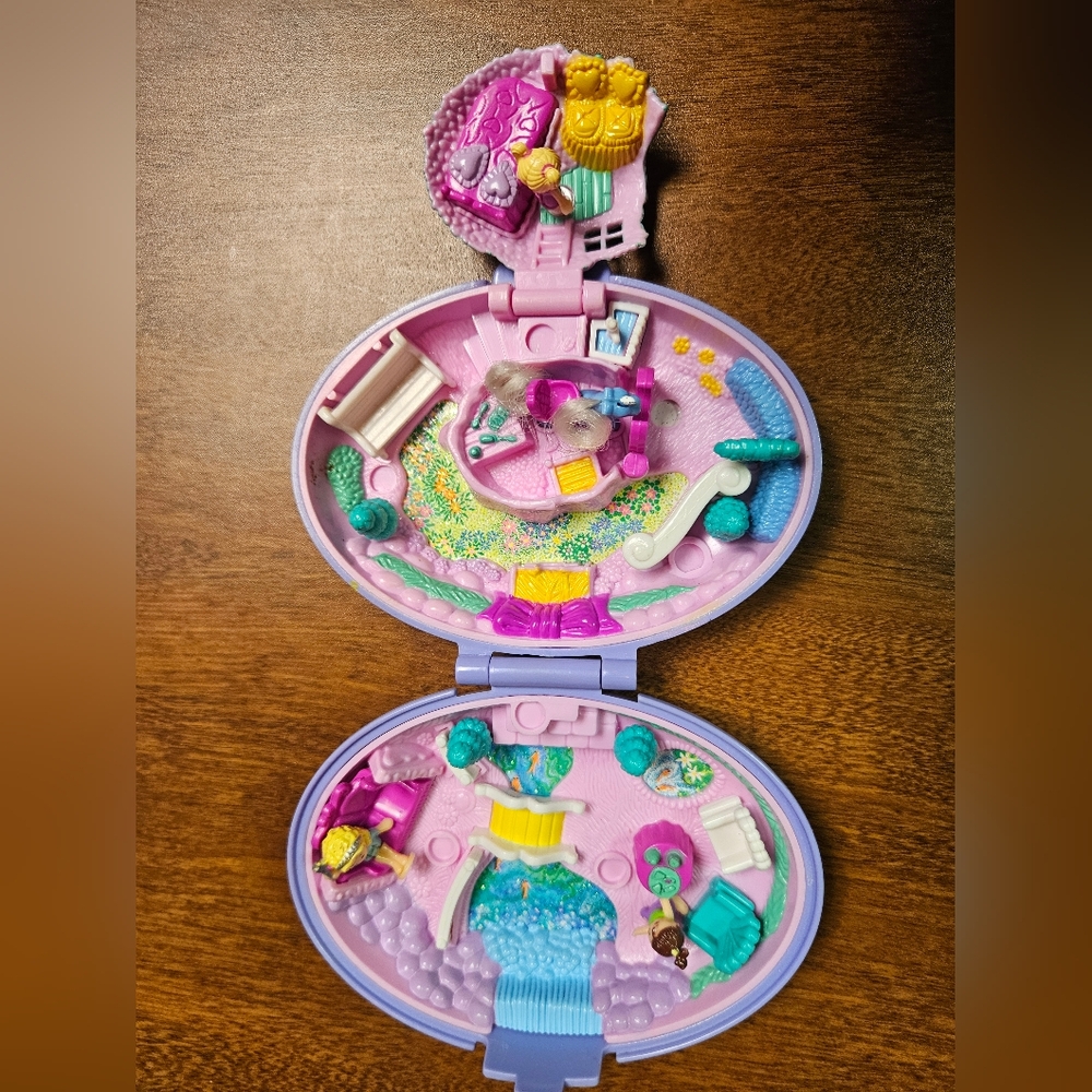 1995 Unicorn Meadow Polly Pocket compact by Bluebird Toys